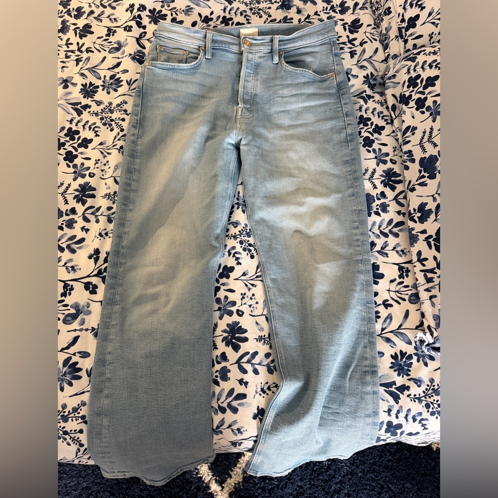 MOTHER Light Wash Ankle Length Jeans